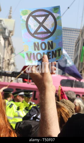 Londra, Regno Unito. Xix Apr, 2019. Targhetta del clima visto durante la dimostrazione.gli attivisti ambientali dalla ribellione di estinzione movimento occupare della Londra Oxford Circus per un quinto giorno. Gli attivisti parcheggiato una barca rosa nel mezzo della trafficata Oxford Circus road junction bloccando le strade e provocando il caos del traffico. Credito: Keith Mayhew/SOPA Immagini/ZUMA filo/Alamy Live News Foto Stock