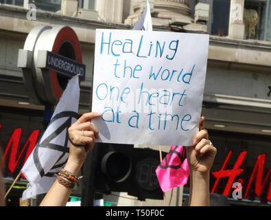 Londra, Regno Unito. Xix Apr, 2019. Targhetta del clima visto durante la dimostrazione.gli attivisti ambientali dalla ribellione di estinzione movimento occupare della Londra Oxford Circus per un quinto giorno. Gli attivisti parcheggiato una barca rosa nel mezzo della trafficata Oxford Circus road junction bloccando le strade e provocando il caos del traffico. Credito: Keith Mayhew/SOPA Immagini/ZUMA filo/Alamy Live News Foto Stock