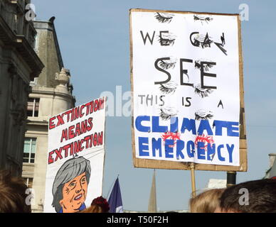 Londra, Regno Unito. Xix Apr, 2019. Targhetta del clima visto durante la dimostrazione.gli attivisti ambientali dalla ribellione di estinzione movimento occupare della Londra Oxford Circus per un quinto giorno. Gli attivisti parcheggiato una barca rosa nel mezzo della trafficata Oxford Circus road junction bloccando le strade e provocando il caos del traffico. Credito: Keith Mayhew/SOPA Immagini/ZUMA filo/Alamy Live News Foto Stock