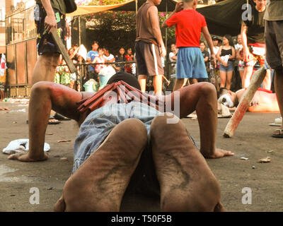 Navotas City, Filippine. 4 gennaio, 2012. Un flagellano visto strisciando sul marciapiede durante il Venerdì Santo. Credito: Josefiel Rivera SOPA/images/ZUMA filo/Alamy Live News Foto Stock