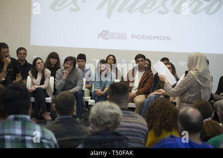 Madrid, Spagna. Xix Apr, 2019. Una giovane donna visto che chiede ai politici a proposito di provvedimenti per il futuro dei giovani durante l'evento.caso di Podemos partito con i giovani al di sotto lo slogan " Il futuro è nostro'' per parlare di problemi dei giovani come il pagamento di tasse universitarie, la mancanza di lavoro, precarization di lavori con ''mini posti di lavoro'' o falsi autonomi, accesso agli alloggi, ecc. L evento è stato frequentato da giovani rappresentanti provenienti da tutta la Spagna che hanno chiesto i membri del Congresso degli Stati Uniti Irene Montero, Alberto-RodrÃ guez e Rafae Mayoral e il candidato per la presidenza della Com Foto Stock