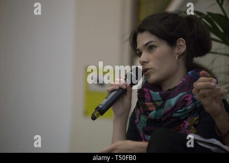 Madrid, Spagna. Xix Apr, 2019. Isabel Serra, candidato del Podemos per la presidenza della Comunità di Madrid si vede parlare durante l'evento.caso di Podemos partito con i giovani al di sotto lo slogan " Il futuro è nostro'' per parlare di problemi dei giovani come il pagamento di tasse universitarie, la mancanza di lavoro, precarization di lavori con ''mini posti di lavoro'' o falsi autonomi, accesso agli alloggi, ecc. L evento è stato frequentato da giovani rappresentanti provenienti da tutta la Spagna che hanno chiesto i membri del Congresso degli Stati Uniti Irene Montero, Alberto-RodrÃ guez e Rafae Mayoral e il candidato per la presidenza di Foto Stock