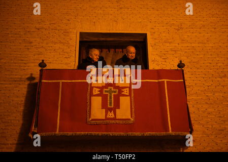 A Almazan, Soria, Spagna. 19 apr 2019. I credenti si vede guardando da un edificio balcone durante la processione di 'Viernes Santo' (Venerdì) in Soria, nel nord della Spagna.di più di un miliardo di cristiani in tutto il mondo contrassegnare la Settimana santa di Pasqua nella celebrazione della crocifissione e resurrezione di Gesù Cristo. Credito: John Milner/SOPA Immagini/ZUMA filo/Alamy Live News Foto Stock