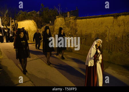 A Almazan, Soria, Spagna. 19 apr 2019. I penitenti si sono visti durante la processione di 'Viernes Santo' (Venerdì) in Soria, nel nord della Spagna. Credito: John Milner/SOPA Immagini/ZUMA filo/Alamy Live News Foto Stock