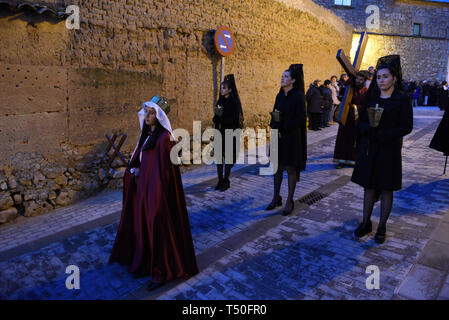 A Almazan, Soria, Spagna. 19 apr 2019. I penitenti si sono visti durante la processione di 'Viernes Santo' (Venerdì) in Soria, nel nord della Spagna.di più di un miliardo di cristiani in tutto il mondo contrassegnare la Settimana santa di Pasqua nella celebrazione della crocifissione e resurrezione di Gesù Cristo. Credito: John Milner/SOPA Immagini/ZUMA filo/Alamy Live News Foto Stock