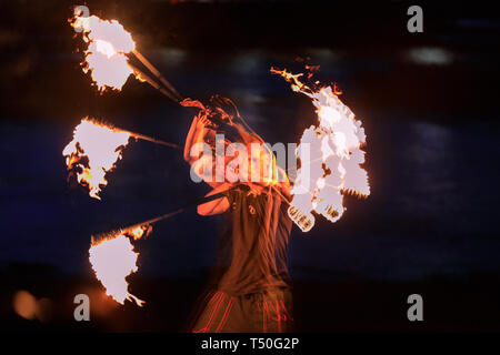 Londra, Regno Unito. Xix Apr, 2019. Un membro della 'London Fire filatori' gruppo di acrobati, mangiatori di fuoco, il fuoco i filatori e giocolieri pratica con la sua abilità di filatura sul Tamigi beach a Londra il South Bank. (Nella fotocamera esposizioni multiple) Credito: Imageplotter/Alamy Live News Foto Stock