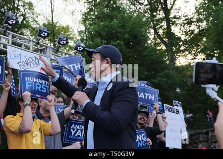 Aprile 18, 2019 - ANDREW YANG ospita un rally per il suo 2020 campagna presidenziale a Piedmont Park di Atlanta, GA Credito: John Arthur Brown/ZUMA filo/Alamy Live News Foto Stock