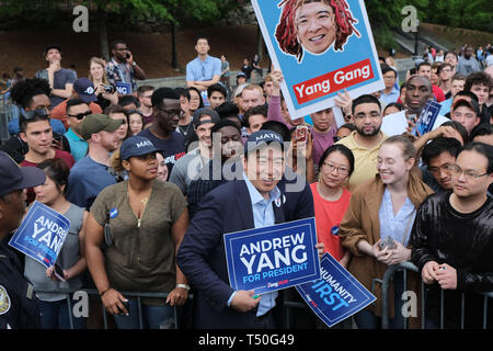 Aprile 18, 2019 - ANDREW YANG ospita un rally per il suo 2020 campagna presidenziale a Piedmont Park di Atlanta, GA Credito: John Arthur Brown/ZUMA filo/Alamy Live News Foto Stock