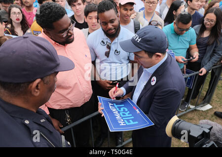 Aprile 18, 2019 - ANDREW YANG ospita un rally per il suo 2020 campagna presidenziale a Piedmont Park di Atlanta, GA Credito: John Arthur Brown/ZUMA filo/Alamy Live News Foto Stock