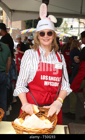 Los Angeles, Stati Uniti d'America. 19 apr 2019. Deidre Hall, arriva a Los Angeles la missione ospita la Pasqua per i senzatetto, a Los Angeles la missione a Los Angeles California on April 19, 2019 Credit: Faye Sadou/MediaPunch Credito: MediaPunch Inc/Alamy Live News Foto Stock