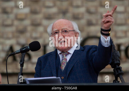 Falls Road, Belfast, Regno Unito. Xix Apr, 2019. Presidente dell'Irlanda Michael D Higgins apre ufficialmente la nuova James Connolly centro sul Falls Road Credito: Bonzo Alamy/Live News Foto Stock