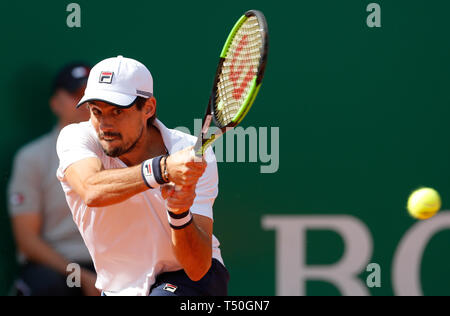 Roquebrune Cap Martin, Francia. Xix Apr, 2019. Guido Pella di Argentina colpisce un ritorno durante gli uomini singoli quarti match contro Rafael Nadal di Spagna al Montecarlo Rolex Masters di tennis nel torneo di Roquebrune Cap Martin, Francia, 19 aprile 2019. Nadal ha vinto 2-0. Credito: Nicolas Marie/Xinhua/Alamy Live News Foto Stock