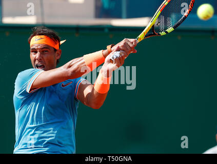 Roquebrune Cap Martin, Francia. Xix Apr, 2019. Rafael Nadal di Spagna colpisce un ritorno durante gli uomini singoli quarti match contro Guido Pella di Argentina a Montecarlo Rolex Masters di tennis nel torneo di Roquebrune Cap Martin, Francia, 19 aprile 2019. Nadal ha vinto 2-0. Credito: Nicolas Marie/Xinhua/Alamy Live News Foto Stock