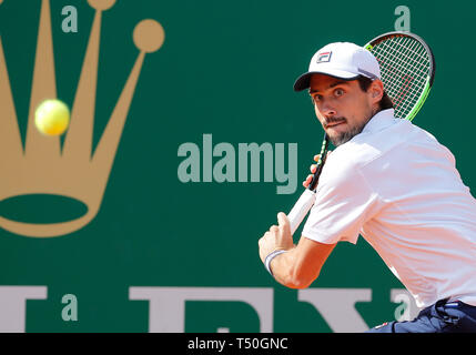 Roquebrune Cap Martin, Francia. Xix Apr, 2019. Guido Pella di Argentina colpisce un ritorno durante gli uomini singoli quarti match contro Rafael Nadal di Spagna al Montecarlo Rolex Masters di tennis nel torneo di Roquebrune Cap Martin, Francia, 19 aprile 2019. Nadal ha vinto 2-0. Credito: Nicolas Marie/Xinhua/Alamy Live News Foto Stock