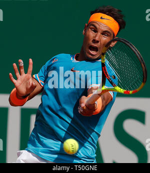 Roquebrune Cap Martin, Francia. Xix Apr, 2019. Rafael Nadal di Spagna colpisce un ritorno durante gli uomini singoli quarti match contro Guido Pella di Argentina a Montecarlo Rolex Masters di tennis nel torneo di Roquebrune Cap Martin, Francia, 19 aprile 2019. Nadal ha vinto 2-0. Credito: Nicolas Marie/Xinhua/Alamy Live News Foto Stock