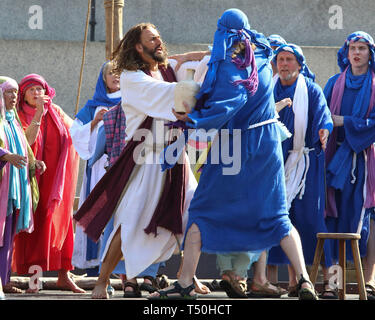 Londra, Regno Unito. Xix Apr, 2019. Gesù si scontra con Giuda durante una performance di 'La Passione di Gesù " da Wintershall giocatori in Trafalgar Square.circa ventimila persone pranzo della Londra Trafalgar square per la performance annuale della Passione di Gesù mediante la Winterhall giocatori. La rievocazione della vita di Gesù dal suo arrivo a Gerusalemme per la sua crocifissione e resurrezione finale viene eseguita da un cast più di cento attori e volontari per gratis ogni Venerdì Santo. Credito: Keith Mayhew/SOPA Immagini/ZUMA filo/Alamy Live News Foto Stock