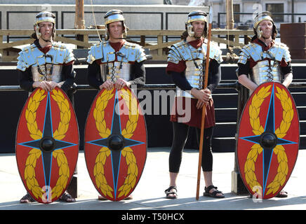 Londra, Regno Unito. Xix Apr, 2019. I soldati romani durante una performance di 'La Passione di Gesù " da Wintershall giocatori in Trafalgar Square.circa ventimila persone pranzo della Londra Trafalgar square per la performance annuale della Passione di Gesù mediante la Winterhall giocatori. La rievocazione della vita di Gesù dal suo arrivo a Gerusalemme per la sua crocifissione e resurrezione finale viene eseguita da un cast più di cento attori e volontari per gratis ogni Venerdì Santo. Credito: Keith Mayhew/SOPA Immagini/ZUMA filo/Alamy Live News Foto Stock