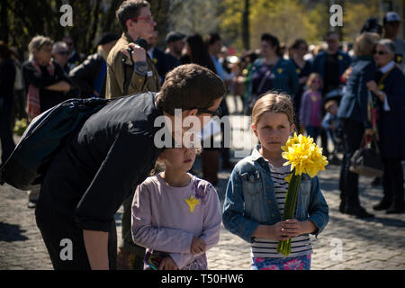 Un bambino visto holding narcisi come un simbolo della insurrezione del Ghetto durante una cerimonia organizzata per celebrare il 76° anniversario dello scoppio della insurrezione del Ghetto di Varsavia. Come parte della cerimonia sirene di allarme sono stati sentiti in tutta la città per ricordare coloro che sono stati uccisi nel ghetto nel 1943. L'insurrezione del ghetto di Varsavia è stata una violenta rivolta che si è verificato dal 19 aprile al 16 maggio 1943, durante la Seconda Guerra Mondiale. I residenti del ghetto ebraico di occupata dai nazisti, Varsavia, Polonia, andata in scena la rivolta armata per impedire le deportazioni di Nazi-run campi di sterminio. Foto Stock