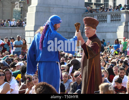 Giuda prende in oro dal sommo sacerdote circa ventimila persone pranzo della Londra Trafalgar square per la performance annuale della Passione di Gesù mediante la Winterhall giocatori. La rievocazione della vita di Gesù dal suo arrivo a Gerusalemme per la sua crocifissione e resurrezione finale viene eseguita da un cast più di cento attori e volontari per gratis ogni Venerdì Santo. Foto Stock