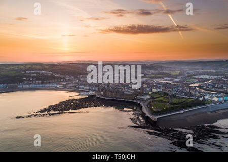 Aberystwyth Wales UK, Sabato di Pasqua, 20 aprile 2019. Regno Unito: Meteo alba sopra il mare e la città universitaria di Aberystwyth sulla West Wales coast, all'inizio del sabato di Pasqua 2019. Il clima è ancora impostato per essere caldo e soleggiato, con temperature in bassa 20's Celsius (bassa 70's Fahrenheit). Immagine aerea da CAA approvato e concesso in licenza operatore drone Photo credit: Keith Morris/Alamy Live News Foto Stock