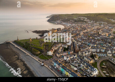 Aberystwyth Wales UK, Sabato di Pasqua, 20 aprile 2019. Regno Unito: Meteo alba sopra il mare e la città universitaria di Aberystwyth sulla West Wales coast, all'inizio del sabato di Pasqua 2019. Il clima è ancora impostato per essere caldo e soleggiato, con temperature in bassa 20's Celsius (bassa 70's Fahrenheit). Immagine aerea da CAA approvato e concesso in licenza operatore drone Photo credit: Keith Morris/Alamy Live News Foto Stock