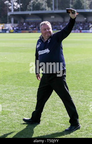 Kingston, Regno Unito. Xix Apr, 2019. AFC Wimbledon Manager Wally Downes saluta i tifosi di casa durante il cielo EFL scommettere League 1 match tra AFC Wimbledon e Bristol Rovers al Cherry Red Records Stadium, Kingston, in Inghilterra il 19 aprile 2019. Foto di Ken scintille. Solo uso editoriale, è richiesta una licenza per uso commerciale. Nessun uso in scommesse, giochi o un singolo giocatore/club/league pubblicazioni. Credit: UK Sports Pics Ltd/Alamy Live News Foto Stock