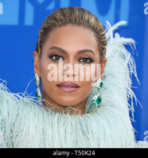 (FILE) xx Apr 2019. Beyonce la trattativa Netflix secondo come riferito che vale la pena di $ 60 milioni di euro. Foto: Manhattan, New York City, NY, Stati Uniti d'America - 28 agosto: Cantante Beyonce indossando Francesco Scognamiglio arriva a 2016 MTV Video Music Awards tenutosi al Madison Square Garden il 28 agosto 2016 a Manhattan, New York New York, Stati Uniti. (Foto di Xavier COLLIN/Image Press Agency) Credito: Image Press Agency/Alamy Live News Foto Stock