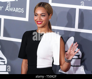 (FILE) xx Apr 2019. Beyonce la trattativa Netflix secondo come riferito che vale la pena di $ 60 milioni di euro. Foto: Los Angeles, CA, Stati Uniti d'America - 10 febbraio: Cantante Beyonce indossando un Osman nero tuta crêpe con pannello bianco che dettaglia una frizione Swarovski, Jimmy Choo scarpe e Lorraine Schwartz gioielli arriva al 55th Annual Grammy Awards tenutosi presso Staples Center il 10 febbraio 2013 a Los Angeles, California, Stati Uniti. (Foto di Xavier COLLIN/Image Press Agency) Credito: Image Press Agency/Alamy Live News Foto Stock