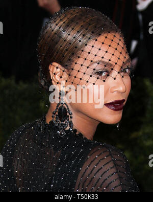 (FILE) xx Apr 2019. Beyonce la trattativa Netflix secondo come riferito che vale la pena di $ 60 milioni di euro. Foto: Manhattan, New York City, NY, Stati Uniti d'America - 05 Maggio: Cantante Beyonce indossa un abito Givenchy, scarpe e testata con Lorraine Schwartz gioielli arriva al 'Charles James: oltre la moda' Costume Institute gala tenutosi presso il Metropolitan Museum of Art il 5 maggio 2014 a Manhattan, New York New York, Stati Uniti. (Foto di Xavier COLLIN/Image Press Agency) Credito: Image Press Agency/Alamy Live News Foto Stock