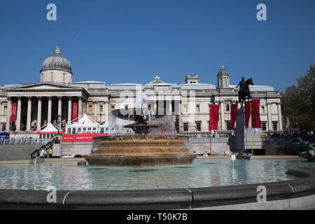 Londra, Regno Unito. Xx Apr, 2019. Ottenere i preparativi in corso per la festa di San Giorgio a Trafalgar Square a Londra. Glorioso Sole aggiunge al paese di lingua inglese giardino sentire con la Pasqua più in voga per oltre 70 anni di previsione. Credito: Keith Larby/Alamy Live News Foto Stock