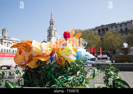 Londra, Regno Unito. Xx Apr, 2019. Ottenere i preparativi in corso per la festa di San Giorgio a Trafalgar Square a Londra. Glorioso Sole aggiunge al paese di lingua inglese giardino sentire con la Pasqua più in voga per oltre 70 anni di previsione. Credito: Keith Larby/Alamy Live News Foto Stock