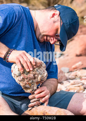 Dunbar, East Lothian, Scozia, Regno Unito, 20 aprile 2019. Unione di pietra campionato di impilamento: Dave amore, da Edimburgo, pietre di bilanciamento a Eye Cave Beach Foto Stock