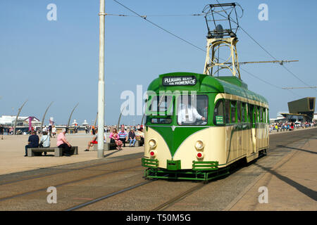 1939 30s Thirties Blackpool Boat 600 vintage trolley bus; aprile 2019. Meteo Regno Unito. Le condizioni calde continuano come i tram storici dei passeggeri dei traghetti del passato lungo il lungomare. Foto Stock