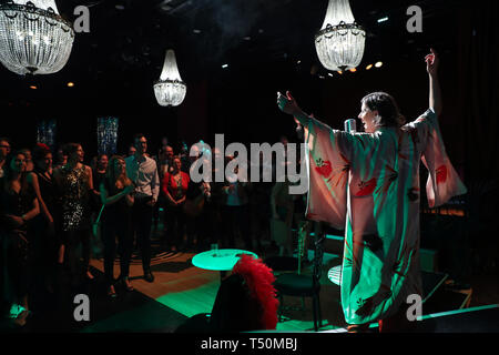 Bruxelles, Belgio. Xix Apr, 2019. Un attrice riproduce la Giordania Baker durante il Grande Gatsby coinvolgente mostra a Bruxelles, Belgio, 19 aprile 2019. Con la fusione di musical e spettacolo teatrale, Il grande Gatsby coinvolgente spettacolo è adattato dall'autore americano F. Scott Fitzgerald 1925 Romanzo "Il grande Gatsby", permettendo al pubblico di immergersi in un mondo di 1920 noto come anni ruggenti. Presentato alternativamente in olandese, francese e inglese, la mostra è iniziato il 14 marzo e durerà fino al 19 maggio. Credito: Zhang Cheng/Xinhua/Alamy Live News Foto Stock