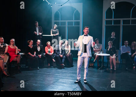 Bruxelles, Belgio. Xix Apr, 2019. Un attore gioca Jay Gatsby durante il Grande Gatsby coinvolgente mostra a Bruxelles, Belgio, 19 aprile 2019. Con la fusione di musical e spettacolo teatrale, Il grande Gatsby coinvolgente spettacolo è adattato dall'autore americano F. Scott Fitzgerald 1925 Romanzo "Il grande Gatsby", permettendo al pubblico di immergersi in un mondo di 1920 noto come anni ruggenti. Presentato alternativamente in olandese, francese e inglese, la mostra è iniziato il 14 marzo e durerà fino al 19 maggio. Credito: Zhang Cheng/Xinhua/Alamy Live News Foto Stock