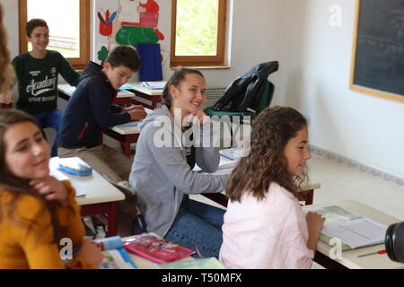 17 aprile 2019, l'Albania, Tirana: bambini seduti in classe pomeriggio presso il Villaggio SOS di Tirana. Il Villaggio SOS nel sobborgo di Sauk nel sud-est di Tirana vive dal supporto delle organizzazioni SOS in Germania e Austria nonché da donazioni da parte di società nazionali. (Per dare dpa KORR bambini una famiglia - Villaggi dei bambini SOS sarà 70 dal 19.04.2019) Foto: Gregor Mayer/dpa Foto Stock