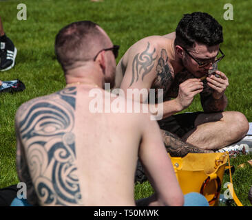 Londra, Regno Unito. Xx Aprile, 2019. Il worldwide 420 evento ha avuto luogo in London Hyde Park oggi, 20 aprile, milioni di persone in tutto il mondo si riuniscono per l'annuale evento 420, per celebrare il loro apprezzamento nei confronti del consumo di cannabis e di protestare la sua illegittimità.a Londra si svolge in Hyde Park, dove migliaia di persone si incontrano per il fumo e il rally, chiedendo al governo di depenalizzare il farmaco di classe B@Paolo Quezada-Neiman/Alamy Live News Credito: Paolo Quezada-Neiman/Alamy Live News Credito: Paolo Quezada-Neiman/Alamy Live News Foto Stock