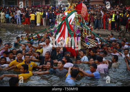 Kathmandu, Nepal. Xx Apr, 2019. Popolo nepalese trasportare un carro su uno stagno durante Gahana Khojne festival in Kathmandu, Nepal Sabato, 20 aprile 2019. Si ritiene che una volta quattro dee perso i loro gioielli e una ricerca sfrenata ne seguì nella ricerca fino ad ora nello stagno della perdita di gioielli. Credito: Skanda Gautam/ZUMA filo/Alamy Live News Foto Stock