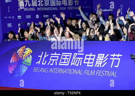 Pechino, Cina. Xx Apr, 2019. Per gli appassionati di cinema sono visti alla cerimonia di chiusura del nono Beijing International Film Festival di Pechino, capitale della Cina, 20 aprile 2019. Credito: Tang Yi/Xinhua/Alamy Live News Foto Stock