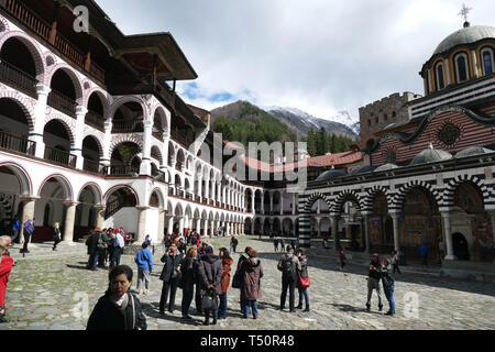 RILA, BULGARIA - Apr 13, 2019 - l'esterno porticati e affreschi off il Rila monastero ortodosso, Rila, Bulgaria Foto Stock