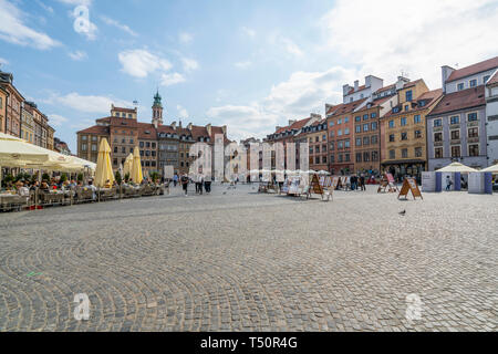 Varsavia, Polonia. Aprile, 2018. Una vista panoramica del Rynek Starego square Foto Stock