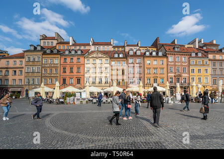 Varsavia, Polonia. Aprile, 2018. Una vista panoramica del Rynek Starego square Foto Stock