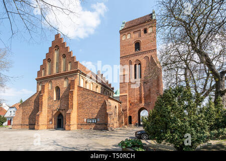 Varsavia, Polonia. Aprile, 2018. Una vista della facciata della chiesa della Visitazione della Beata Vergine Maria Foto Stock