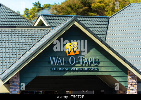ROTORUA, Nuova Zelanda - 10 ottobre 2018: Veduta della facciata dell'edificio Wai-O-Tapu Wonderland termica. Con il fuoco selettivo Foto Stock