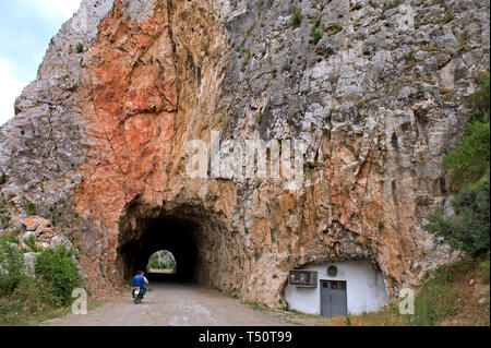 Demir Kapija/ Repubblica Macedonia nord: tunnel costruito per ordine del re Wilhem della Germania nel 1916. Un iscrizione sopra il tunnel commemora. Foto Stock