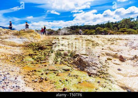 Piscine geotermali in Wai-O-Tapu park, a Rotorua, Nuova Zelanda. Con il fuoco selettivo Foto Stock