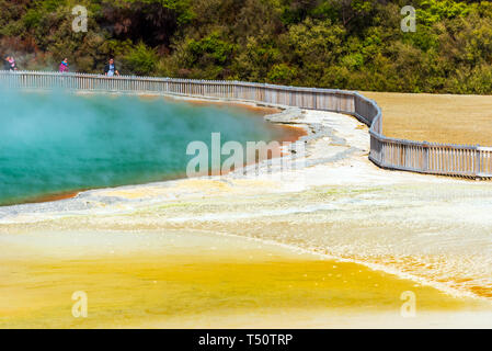 ROTORUA, Nuova Zelanda - 10 ottobre 2018: piscine geotermiche in Wai-O-Tapu park. Copia spazio per il testo Foto Stock