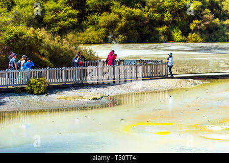 ROTORUA, Nuova Zelanda - 10 ottobre 2018: piscine geotermiche in Wai-O-Tapu park. Copia spazio per il testo Foto Stock