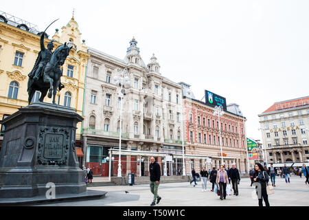 Zagabria, Croazia - aprile, 2018: la gente del posto e i turisti a Zagabria la piazza principale accanto alla statua del conte Ban Josip Jelacic Foto Stock