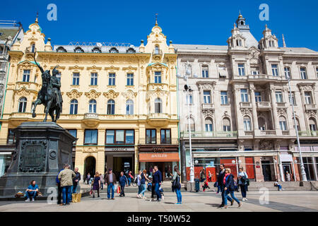 Zagabria, Croazia - aprile, 2018: la gente del posto e i turisti a Zagabria la piazza principale accanto alla statua del conte Ban Josip Jelacic Foto Stock